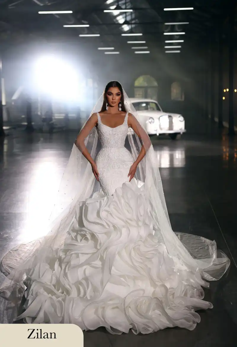 Frau mit weißen Brautkleid vor einem Auto