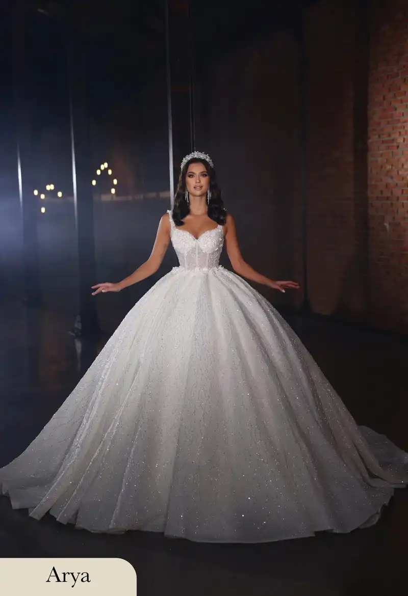 Frau mit elegantem weißem Brautkleid