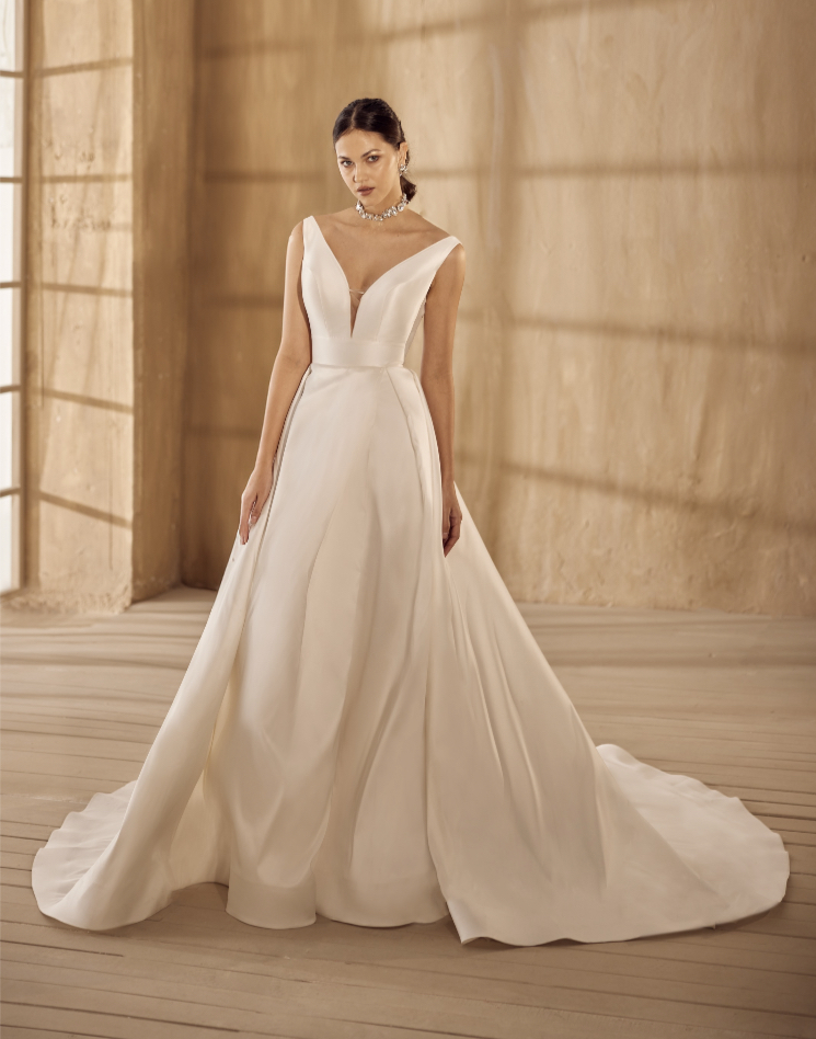 Eine Frau in einem weißen lagen Brautkleid von Ivory Hannover als Portrait Bild