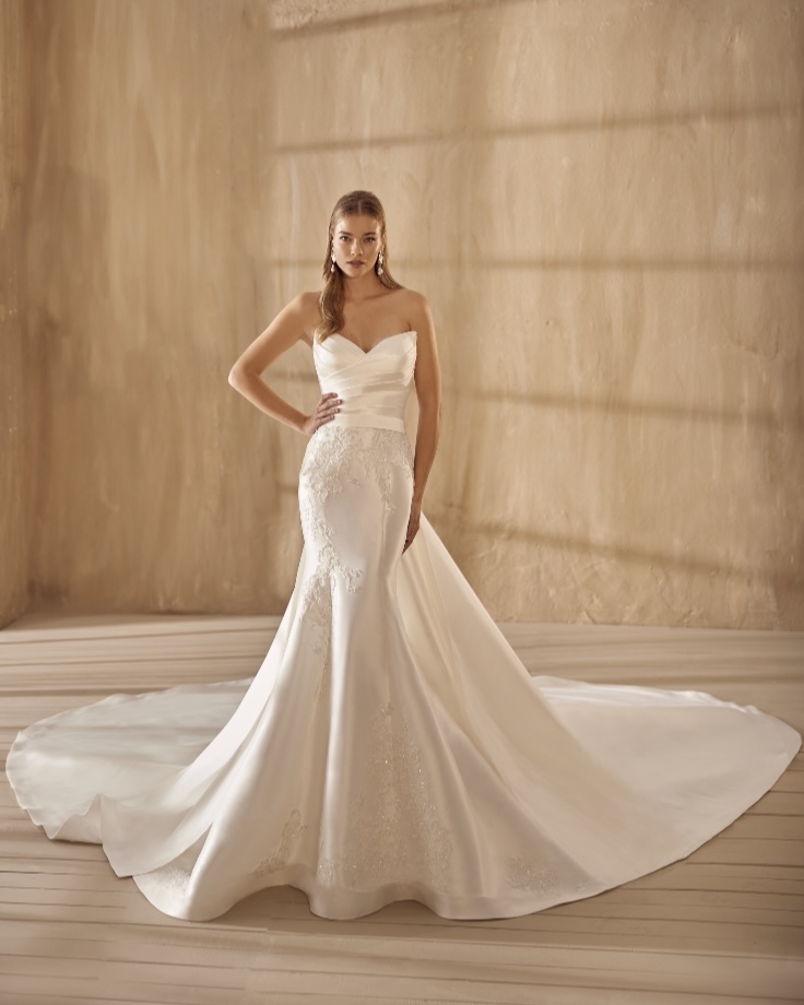 Ein Frau in einem elegantem weißem Brautkleid