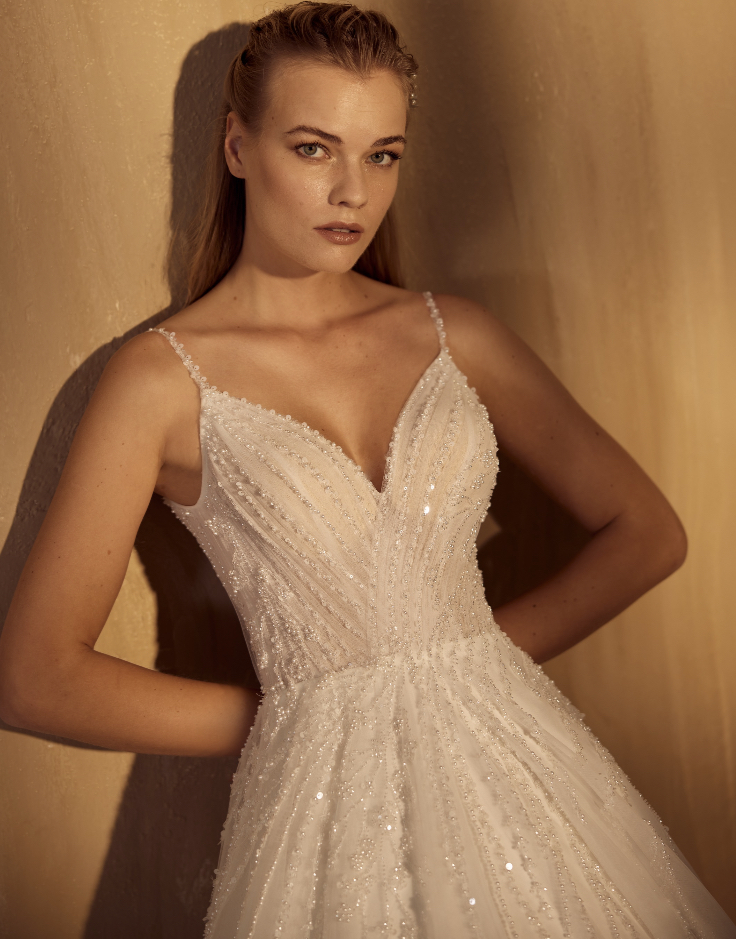 Eine Frau in einem weißen Brautkleid von Ivory in Hannover aus der Nahaufnahme