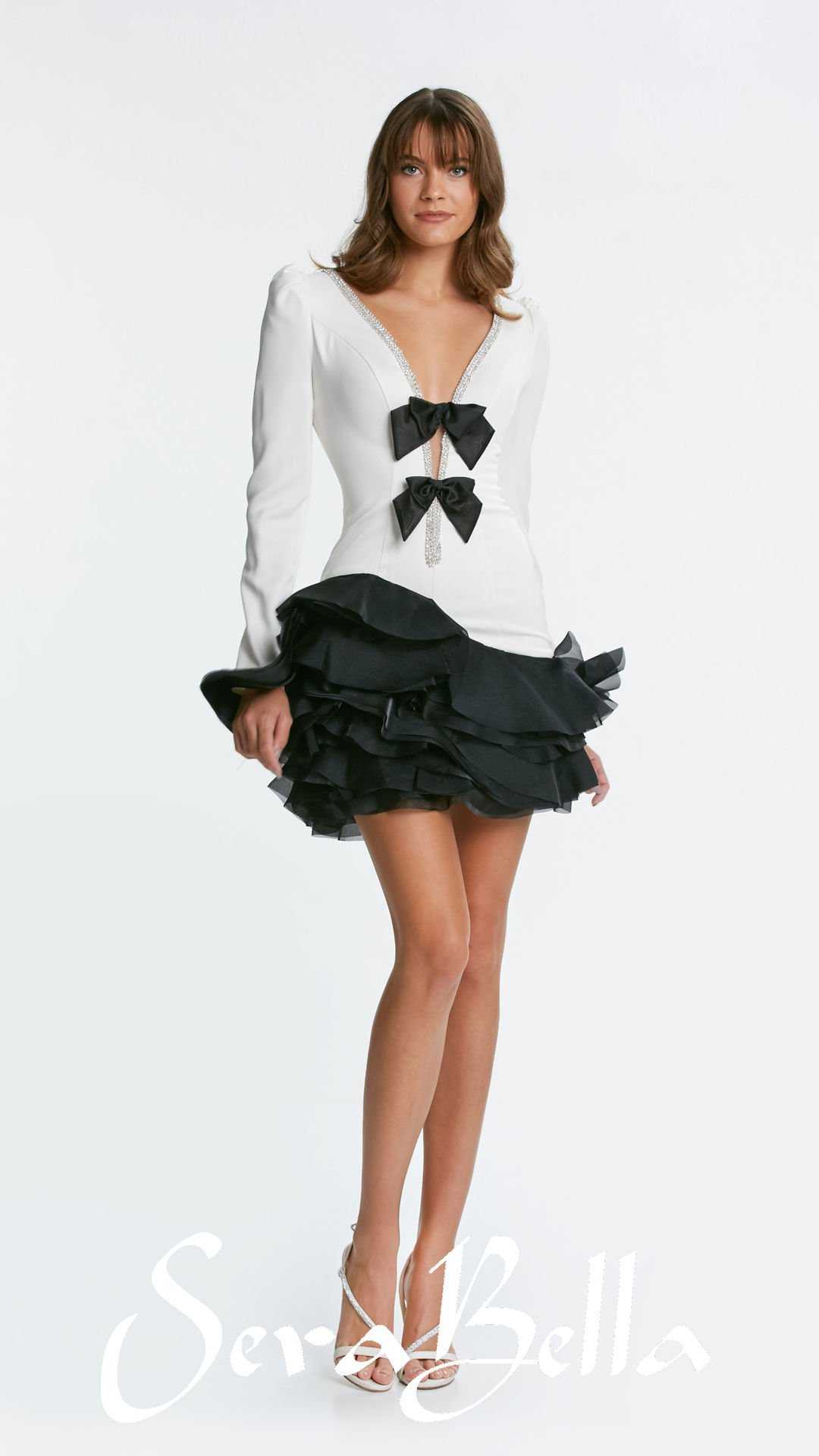 Frau mit zweiteiligem schwarz weißem elegantem Kleid